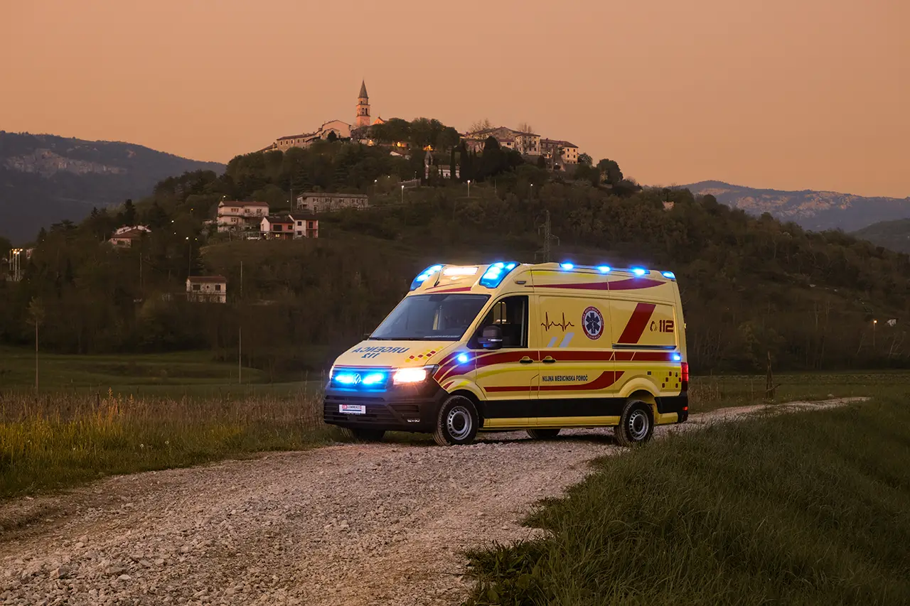 Vozilo hitne pomoći VW Crafter ispred starog grada Buzeta